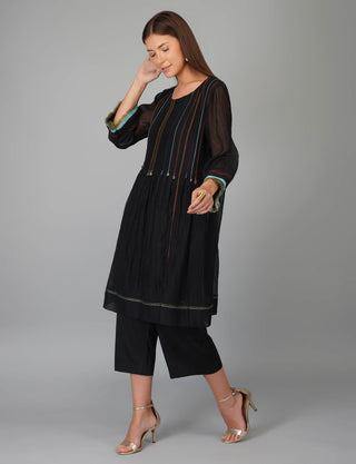 Black contrast thread pleated tunic set