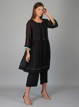 Black contrast thread pleated tunic set