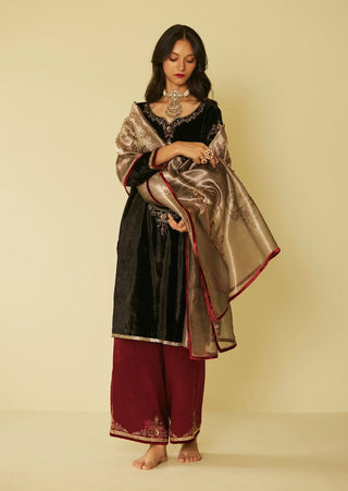 Black dareecha kurta set