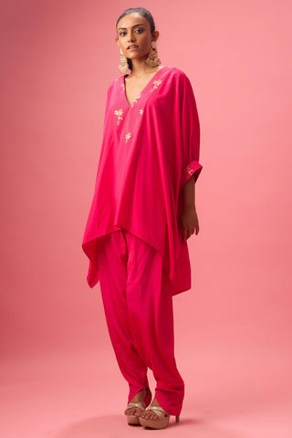 Pink v neckline with dhagai and foiling kaftan detailing paired with salwar