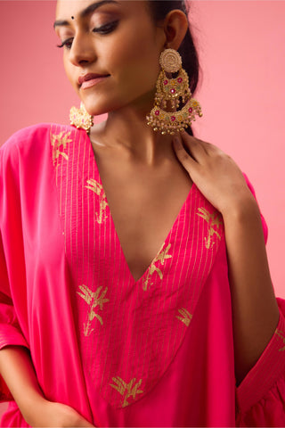 Pink v neckline with dhagai and foiling kaftan detailing paired with salwar