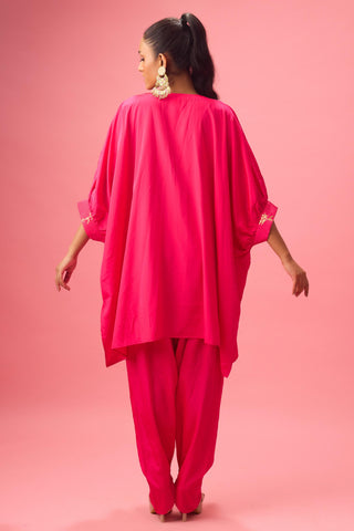 Pink v neckline with dhagai and foiling kaftan detailing paired with salwar