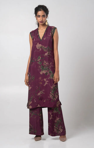 Deep purple sleevless kurta paired with flared trouser