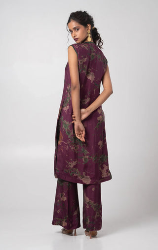 Deep purple sleevless kurta paired with flared trouser