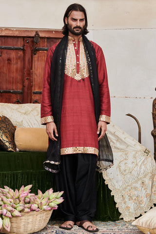 Red naqsh naach kurta set and stole