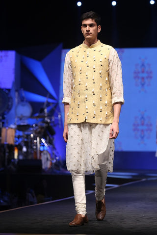 Aslan cream kurta and bandi set