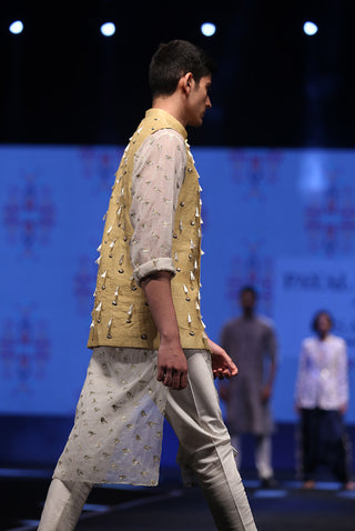 Aslan cream kurta and bandi set