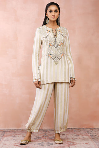 Offwhite banarasi georgette kurta and pant