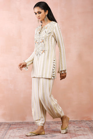 Offwhite banarasi georgette kurta and pant