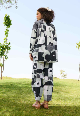 Pixel mekko black & white shirt and pants