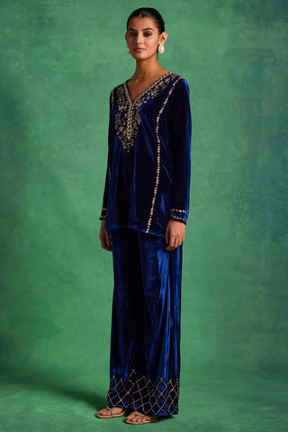 Midnight blue velvet straight kurta with pants and dupatta set