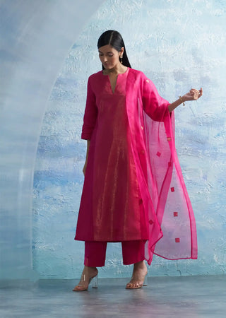 Aura fuschia notch-neck kurta set