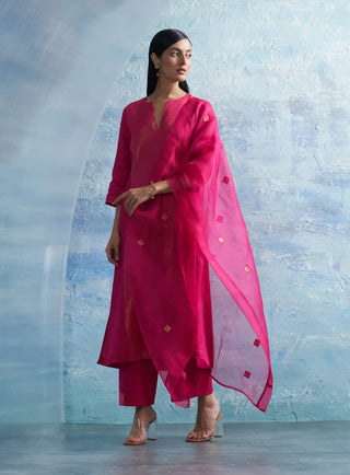 Aura fuschia notch-neck kurta set