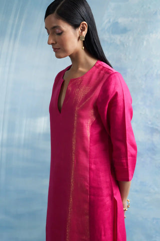 Aura fuschia notch-neck kurta set