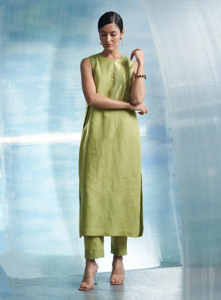 Aura sheen green sleeveless kurta set