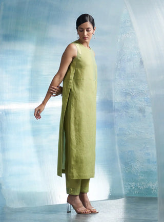 Aura sheen green sleeveless kurta set